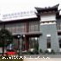 ɶԴʥȪƵ꣨أش羰续ĺɽڣӵ132ͷ6ҡ/ȪơɡƵʩƵͬʱΪ238λṩͷ顢ȪĿﴺͻ̤ࡢļܱɵɽ¡ɿѩȪǱС񡢻顢εѡ Ƶ꿪ҵʱ20109£¥3㣬ͷ132䣨ףʩ
ʩ	вʳƷزϵ⻹дˡˣԼ300ˣ Լ150ˡ
	齫¶ȪӾءɣðĦSPA
ÿ	ĵ,뿨,
ʩ	ң144ƽףԼ130-150ˣ лң72ƽףԼ50-60ˣ Сң347ƽףԼ10-20ˡ
Ƶرʾ
ѰƵѣƵá˰ռ˶Ҫķá
ͨƵסʱΪ1400ʱΪ1200ǰסƳ꣬һá