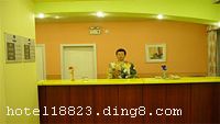 �ɶ��������־Ƶ������ڳɶ�����һ��ĥ���š������¿Ƽ���������������ڵ���ʡ������վ���Ƶ걳���Ĵ�����ѧԺ�������ѧ���Ĵ���ѧ��������������㳡�����Գǡ��ƻ�·��Ʒ����һ���֡������š����𷻾ư����ֽ���������ߡ� �����ɶ��������־Ƶ��ɶ�˫�����ʻ���17���������·��Ȧ���¹��ʻ�չ���Ľ�10���ӳ��̣���ͨ��ͨ����Ƶ껷�����ʵ��ţ����վ������ʣ��������ִ����������ж��������ľ����ع����������������������Ի��ĳ�������Ϊ��Ӫ�����ĺ���֮˽�˿ռ䡣 �����Ƶ꿪ҵʱ��2011��11�£�¥��6�㣬�ͷ�����125�䣨�ף��� ����ܰ��ʾ�����Ƶ겻�ܽӴ��������ʩ�����
������ʩ	�η�׹�����¥�����ÿ�����Լ120�ˣ����䱸5-6����������Ӫ�׹������׹�����Ϊһ�ֲ�Ʒ�����н�θ��Ƣ�����Ƚ����֬��ѹ����������֮���á�
���ÿ�	Visacard,ĵ����,���뿨,���ǿ�,����,̫ƽ��,������,���´￨,��ͨ��,������,JCBcard
������ʩ	�����ң�������Լ30�ˡ�
�Ƶ��ر���ʾ
�����Ѱ����Ƶ����ѣ��������Ƶ��������á�˰�ռ����˶���Ҫ��ķ��á�
��ͨ���Ƶ����סʱ��Ϊ14��00�����ʱ��Ϊ����12��00������ǰ��ס���Ƴ���꣬�����������һ�����á�