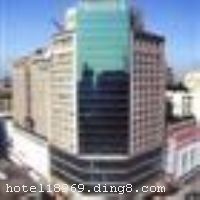 �ɶ���΢�Ƶꡤ��������΢�Ƶ�Ķ�����Ŀ��������΢�Ƶ꣨һ�ڣ�������΢�Ƶ������ʩ�豸������ȫ����������¥�Ĵ��õȹ�������֮�⣬�������ڶ����֡����С������ܡ��Ƶ��ʹ�������33000ƽ���ף����пͷ����䱸�����������䣨���ַ��ʹ���¶��ʽ��̨��˫��ʽ�����䣩���䱸���ھƵ�ר�üҵ硢��ԡ��Ʒ������רҵ��װ��װ�μ���ȫ�ɿ��ķ������ϵͳ�� �����Ƶ��䱸����LG���ٵ��ݣ������������ݺ�һ��ר�û��ݡ�����¥���������-2F����ͣ�����͵��������ʽ��е����ͣ���⣬����ͣ����������150����-1F��5FΪ����������̫ƽ��ٻ��ɶ��������¹ݣ�Ů�����磩�����ھƵ�18¥����������640ƽ�׵Ķ๦�ܻ����Ҽ�200ƽ�׵ĽӴ������䱸�߿Ƽ���Ƶ����Ƶ�豸��������������500�˵Ĺ��ʻ��飬������������ģ�Ĵ��Ͷ๦�ܻ�����֮һ�� �����Ƶ꿪ҵʱ��2004��9�£�¥��18�㣬�ͷ�����271�䣨�ף�����ʩ�����
������ʩ	��΢��������λ�ھƵ���¥20¥���ṩ����������ͣ� ��΢���в�����λ�ھƵ���¥3¥����Ӫ���ˡ����ˡ�
���ÿ�	Visacard,ĵ����,���뿨,���ǿ�,����,̫ƽ��,���´￨,��ͨ��,������,JCBcard
������ʩ	�๦�ܻ����ҡ���΢������������������
�Ƶ��ر���ʾ
�����Ѱ����Ƶ����ѣ��������Ƶ��������á�˰�ռ����˶���Ҫ��ķ��á�
��ͨ���Ƶ����סʱ��Ϊ14��00�����ʱ��Ϊ����12��00������ǰ��ס���Ƴ���꣬�����������һ�����á�