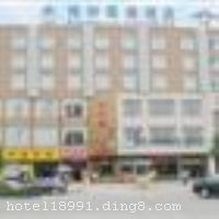 ���ֺ�̩���������ݾƵ� λ��³��·50�ţ��侯�����ܶ�ҽԺ�ԣ����ش����������Ļ�����ضΣ����ڹ�������ѧ��������ѧ�����¹�ҵ԰���ģ��������ٻ�������ͨ�������������ʡ� ŷʽװ�޸�����첢Ӧ�ý��ܻ�����ƺ���ɫ����װ�β��ϣ����ظ�������������ͷ����Ӹ��ٵĹ��������������ý������Ҽ�����ͣ��������������������ѡ�� �Ƶ������¥�������մ��˹ݣ�ʮ���뷹�磬��Ʒλ��ʳ���Ȳ͹��Լ����ֽ���KTV��¬�������ֳǡ���������������Ϊ�����ṩ���Ƶ����׷�����Ŀ������ס������òͺ����֡��ԡ��������������ʡ�����ֵ�����������Ĳ�Ʒ�ͷ���Ϊ��ּΪ���ṩ���ʰ����Ļ�������ӱ�����ء���ݵ����ø��ܡ� �Ƶ꿪ҵʱ��2011��06��01�գ�2011��07��01�վֲ�װ�ޣ���¥��6�㣬�ͷ�����107�䣨�ף�����ʩ�����
������ʩ	�Ƶ������¥�������մ��˹ݣ�ʮ���뷹�磬��Ʒλ��ʳ���Ȳ͹�
��������	��Ħ�ң��Ƶ����л��ֽ���KTV��¬�������ֳǡ���������������Ϊ�����ṩ���Ƶ����׷�����Ŀ������ס���������
������ʩ	��ý������ң�������50�ˣ��ṩ�������硢Ļ��ͶӰ������