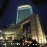 �Ĵ��ɽ���괣���ڳɶ��������ģ�����ߵ���λ�����ƵľƵ�֮һ�������ɶ�˫�����ʻ���25���ӳ��̣����վ20���ӳ��̣���������Ʊ�ܲ��������೵ʼ��վ���ӷ��경��10���Ӽ��ɵִ�ɶ������������п���ҵȦ������·��Ȧ���������ǵ��츮�㳡̫��������Խ�ĵ���λ������ȫ�̶��������ġ� ���깲��305��������µĿͷ����׷���ΪƷζ�Ƿ������ṩһ����ʩ������ͷ��ռ䲼�ֺ�����ͨ͸���������߹�����ƺͰ�ȫ�����ܻ�����Ƚ���������װ�Ƶ�Ŀͷ����䱸��100�׸�������,���ֻ���, ��������˯����֤��רҵ����,�����������������ʺͱ����� ����2¥��3¥����������Ͷ๦������6�����ɽӴ��������ŷ����ᡢչʾ�ᡢ���ֻ�ȸ�����鼰��������Ķ������׷������ۻ��黹���罻�ۻᶼ���������Ϊ������Ϊ�������������������������Ļ�������лĻ�� �������費ͬ���Ĳ������ṩ������ʳѡ��һ¥֥֥������Ϊ���ṩ����ȫ���������ͣ���¥����в�����The River House����������Ϊ�������ݻ���˽���ò����뷹����صĲ���������ʹ�����ɽ�����òͳ�Ϊ���ɴ�����һ����ʳ֮�á� �ɽ���꣬Ϊ�����������ļ��䡣 ��ʩ�����
������ʩ	��������1¥�����й��衢���ȡ����ġ���Ʒ����ˮ ȫ���Ʋ�����1¥�������������͡������ò͡���Ъ������ �в�����2¥�������硢�����硢�����硢�����硢��͡����䡢�ŶӲ͡������ 21¥���������͡���β�ƻᡢɳ���ɶ�
��������	KTV���������ġ�������Ӿ�ء�ɣ�ð�Ħ�������齫
���ÿ�	Visacard,ĵ����,���뿨,���ǿ�,����,̫ƽ��,���´￨,��ͨ��,������,JCBcard
������ʩ	��ɳ�� ���96ƽ�ף���3.5�ף�����13*7.6������ʽ����50�ˣ���Ժʽ����70�ˣ�����������40�ˡ� ��կ�� ���87ƽ�ף���3.5�ף�����11.2*8����Ժʽ����10�� ������ ���66ƽ�ף���3.5�ף�����11.7*5.5�����»�����18�� ������ ���65ƽ�ף���3.5�ף�����10.3*6�����ʽ����10�� �ɽ�� ���324ƽ�ף���4.6�ף�����18.8*17.4������ʽ����180�ˣ���Ժʽ����300�� ����� ���500ƽ��,��3.5��,����ʽ����180��,��Ժʽ:400��,���ʽ220��
�Ƶ��ر���ʾ
�����Ѱ����Ƶ����ѣ��������Ƶ��������á�˰�ռ����˶���Ҫ��ķ��á�
��ͨ���Ƶ����סʱ��Ϊ14��00�����ʱ��Ϊ����12��00������ǰ��ס���Ƴ���꣬�����������һ�����á�