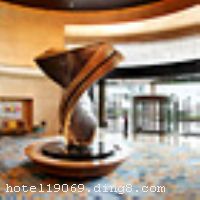 �ɶ����������Ƶ�����������������ϵ����콢�꣬λ�������ģ�������续���������ڳɶ����µ�ʱ�в����رꡪ��������ҵ�֣��빺�����Ĵ���·���н�10���ӳ��̣��Ƶ�ӵ��593�䷿��26�׷���ʽ��Ԣ��ס����˿��ڿͷ�����������������ѿ����������񡣾Ƶ깫������Ϳͷ�ȫ������������縲�ǡ� �Ƶ�ӵ�к��������ں�����Ӿ�ؼ���ʩ�Ƚ��Ľ�������ס����˿�������á��������������ɫ��ˮ��Ʒ�ơ���������Spaλ�ھƵ���¥��������Spa�Ʒ������޴�ͳ�����ŷ�Ϊ����ʹ�������Ĵﵽ��������г�ľ��硣�Ƶ�4����ɫ�������ư��ṩ���ʷ׳ʵĸ�ɫ��ʳ�����֡��ؿ���������ӵ��9���������Ŀ���ʽ�������ṩ��ͬ����Ĺ�����ʳ���������ʵľͲͻ������㹬������������������в�������Ϊ��λ���Ҽ�Ԫ����⿹���ʳ��������������ʦ�������������ˣ����ض������˴�����״��´��ˡ�17�������������4��40�˿��˽��͡�Mooney��s�ɺʹ��þ���ҹ�������ֳ��ݳ�����ʩ�����
������ʩ	�Ƶ�4����ɫ�������ư��ṩ���ʷ׳ʵĸ�ɫ��ʳ�����֡� �ؿ�����������ӵ��9���������Ŀ���ʽ�������ṩ������ʳ���������ʵľͲͻ����� �㹬����������������в����������������ˡ����´��ˡ�17�������������4��40�˿��˽��ͣ� Mooney��s�ɺʹ��þ���ҹ�������ֳ��ݳ���
��������	����������ˮ�ư�Ħ�����ں�����Ӿ�ء�����
���ÿ�	Visacard,ĵ����,���뿨,���ǿ�,����,̫ƽ��,���´￨,��ͨ��,������,JCBcard
������ʩ	�Ƶ�Ĵ�����������ûʣ��������2000ƽ�ף�������Ƚ����豸���ǳ��о��д��͹��ʻ��������ʢ���������֮ѡ�����⣬����๦�������ݲ���������Ϊ�����ṩ�˸����ѡ��
�Ƶ��ر���ʾ
�����Ѱ����Ƶ����ѣ��������Ƶ��������á�˰�ռ����˶���Ҫ��ķ��á�
��ͨ���Ƶ����סʱ��Ϊ14��00�����ʱ��Ϊ����12��00������ǰ��ס���Ƴ���꣬�����������һ�����á�