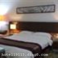 ����������Ԣʽ�Ƶ�ѡַ���������ж����󶫷������ڣ����������������������̻���������滮·����ʯ��ɭ�ֹ�԰�����������ڽ�������������������ʳǣ������������ʻ�չ����Լ5-10���ӳ��̡�����Ȼ�������̻��ʸߣ�������������ţ���ͨ�������Ƶ��ڴ���B����¥��16�㣬��������6�����л�԰���ͷ��ڲ�װ����ܰ����ࡢʱ�е��ִ�Ԫ�ء� �����Ƶ꿪ҵʱ��2008��10�£��½�װ��ʱ��2010��5�£�¥��16�㣬�ͷ�����80�䣨�ף�����ʩ�����
������ʩ	��
���ÿ�	ĵ����,���뿨,���ǿ�,����,̫ƽ��,������
������ʩ	��