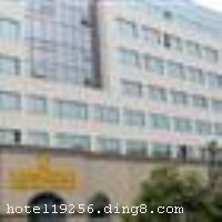 ������կ�p���վƵ�λ����������԰·�ж�21�ţ���ί�������ԣ���һ�Ҽ��������ͷ�����¥������ˮ�ƹݡ��������ֻ��������ͻ����ҵ��ۺ��ԾƵꡣ�Ƶ��ܱ�����������ʩ�䱸���ƣ����������㳡���������Գǡ�����ï�㳡������԰�ȣ�ȥ�����ϿƼ���ѧ���϶�У�����н�ʮ���ӣ�λ����Խ�����н�ͨ������ ����������կ�p���վƵ�ӵ�пͷ�79�䣬�����ṩ����л�����ѿ�����ȫ��24Сʱ��ˮ������յ�������㲥���������Ĺۿ����ֵ�Ӱ����¥����ʳ��Ϊ���ṩ����ɿھ�Ʒ���ˣ�ζ����������¥�踮ӵ��ȫ���Ŀ��齫����ȫ�°˿��齫�����Ƶ�ӵ�п���ͬʱ����200�˵Ĵ����ۺ��Զ๦�ܻ����ң������������С�Ǣ̸ҵ������볡���� �����Ƶ꿪ҵʱ��2009��1�£��½�װ��ʱ��2010��3�£� ȫ��װ�ޣ���¥��7�㣬�ͷ�����79�䣨�ף��� ����ܰ��ʾ���˾Ƶ겻�ܽӴ��������ʩ�����
������ʩ	�������ṩ��ʽ������͡����ˡ���ˡ�
��������	��¥������ˮ�ƹݡ��������ֻ����������齫������OK����ɣ�ð�Ħ
������ʩ	�๦������������300�����ҡ�
�Ƶ��ر���ʾ
�����Ѱ����Ƶ����ѣ��������Ƶ��������á�˰�ռ����˶���Ҫ��ķ��á�
��ͨ���Ƶ����סʱ��Ϊ14��00�����ʱ��Ϊ����12��00������ǰ��ס���Ƴ���꣬�����������һ�����á�