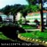 �������߶��������������ڶ������й��߷羰����λ�������Ķ������羰�����Ų࣬�����ʥ�����ɽ�����ع���ɭ�ֹ�԰ң���Ӧ�����λ�������կ���ıؾ�֮·����ɶ���30���ӳ��̡��Ƕ���������Ψһ�ľ������� ����ռ��20��Ķ����ʽ���Ľ���Ƕ����ɽ��ˮ֮�䡣������ݡ�С�š���ˮ���˼ҡ��ĸо���Ȼ������ ������2002��2�¿�ҵ���豸�Ƚ���������ʩ��ȫ��ӵ��װ�޸���ĺ����׷�����������䡢���ⵥ�˼䡢�������ȿͷ���102��/�ס��������񵥼���������Һ�����ԣ�������ѿ��������� ���ݵĲ����������������ִ�������Ʒ���ȡ���������ͬʱ����150���͡����ݻ�����ҹ�ܻᡢ�����ҡ����������������������ɡ���ɵ�����������ʩ���Ǽ����������֡�ס�ޡ����顢�ȼ���һ�����ɫ���ݡ���ʩ�����
������ʩ	�в���
��������	���������ơ�ɣ�á�����OK��������������Ħ
���ÿ�	Visacard,ĵ����,���뿨,���ǿ�,����,̫ƽ��,������,���´￨,��ͨ��,������,JCBcard
������ʩ	����¥A��B��C�����ҡ�һ��¥�๦����
�Ƶ��ر���ʾ
�����Ѱ����Ƶ����ѣ��������Ƶ��������á�˰�ռ����˶���Ҫ��ķ��á�
��ͨ���Ƶ����סʱ��Ϊ14��00�����ʱ��Ϊ����12��00������ǰ��ס���Ƴ���꣬�����������һ�����á�