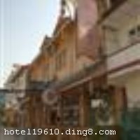 ��üɽ����ܾƵ�ش������������������ʤ�ء�������Ȼ�Ļ�˫�Ų��Ķ�üɽ�����¾������Ƕ�üɽΨһһ�������ܹ�������������־��Lonely Planet Guidebook������The Rough Guide������Let\'s go���Լ�Routard���Լ��� key AA Guide�����Ƽ�������Ƶ꣬�����������ܹ����ⱳ����������Ŷӵ�ϲ���� ���������������ʮ�괴ҵ����װ�޵�����ܾƵ���Ͷ����Ӫ���Ѿ߱����ṩ������ס�ޡ�����һ���ȫ��λ���ʷ������ʵ��ŵ�ľ��װ�ޣ������ļ۸������ܵ��ķ����������ŶӺͱ����������ѡ�� ��������ܾƵ꽨�����Լ1000��ƽ���ף���20����ͷ�������������󷽣��������ţ��ɾ����ʡ��������пյ���CATV����ϵͳ��24Сʱ��ˮ��Ӧ����Ϊ����üɽ���еı����ṩ��ͬ��λ�ķ��񡣲�������Ϊ�����ṩ�в͡������Լ���üɽ������ɫ�ˡ� �������ַ���Ϊ�����ṩ�ưɡ��齫������OK�Լ��������ƻ����������߻���������ʹ�����㲻�������Ϳ����и�Ч�ɹ�����������һ�졣����ܾƵ�λ�ڶ�üɽ�����¾�����������վ�Աߣ��ʵ����б���棬��ͨʮ�ֱ����� �������ⱸע��ĿǰһЩ���ͷ���Ω����ͼ����������ܾƵ����Ա�ںţ��ڶ�ü����վ����վ�������¾�����������վ�������ͻ��Ȼ���οʹ��������ط���ס����ȡ�߶�Ļؿۡ����λ�ο�ע�⣬����ܾƵ��ڶ�ü��վ������վ�����нӴ���������ڶ�ü����վ����վ���߱����¾������γ�վ�������͵ģ���ǧ��Ҫ�������ǣ������ϵ���ƭ��������ͨ���绰�����ǵ���վ��ǰ������������ѵ����üɽ���ǻ�û�ж�������ǵø����Ǵ�绰�����ǽ��������ų���ǰ��ӭ�ӡ�ͬʱҲ��ӭ���Ǹ����Ǿٱ�����ά������ܾƵ������Ͷ�üɽ���������λ����� �����Ƶ꿪ҵʱ��2004��1�£��½�װ��ʱ��2009��5�£�¥��3�㣬�ͷ�����20�䣨�ף�����ʩ�����
������ʩ	����ܲ�������Ҫ��Ӫ���˲�ϵ����Ӫ���ͣ�ŷʽ��԰װ�޷��
��������	�����齫
���ÿ�	ĵ����,���뿨,���ǿ�,����,̫ƽ��,������
�Ƶ��ر���ʾ
�����Ѱ����Ƶ����ѣ��������Ƶ��������á�˰�ռ����˶���Ҫ��ķ��á�
��ͨ���Ƶ����סʱ��Ϊ14��00�����ʱ��Ϊ����12��00������ǰ��ס���Ƴ���꣬�����������һ�����á�