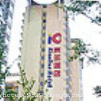 ���Ͼ����Ƶ������������𳵱�վ�ֵ꣩�����ڻ𳵱�վ�ı����ͯ��԰�ڣ�������˹�ϼҾӹ㳡���Ƶ����������վ����5���Ӽ�����ǰ�����巻�������԰�������̼��������й��ﾰ�㽻ͨ�������ܱ�����������ʩ���ƣ�λ����Խ�� �������Ͼ����Ƶ������������𳵱�վ�ֵ꣩ӵ�и���ͷ�214�䣬�ͷ��������������͡����汻�ѡ�����Ǣ̸�����Է�����������24Сʱ��ˮ�Ȼ�����ʩ���������������������ɫ���������������ε������ס֮���� �����Ƶ꿪ҵʱ��2007��5�£�2011��ֲ�װ�ޣ�¥��18�㣬�ͷ�����214�䣨�ף�����ʩ�����
������ʩ	�������ṩ����ʽ������ͣ��ҳ�С����ʱ��Ұ�ˡ�
�Ƶ��ر���ʾ
�����Ѱ����Ƶ����ѣ��������Ƶ��������á�˰�ռ����˶���Ҫ��ķ��á�
��ͨ���Ƶ����סʱ��Ϊ14��00�����ʱ��Ϊ����12��00������ǰ��ס���Ƴ���꣬�����������һ�����á�