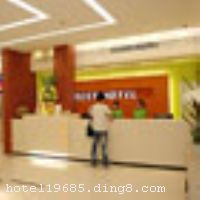 ��üɽ������Ƶ�������������Ȼ�Ų����й����ʥ��֮һ�Ķ�üɽ�С�λ������ʤ����ɽ�������üɽ���������ɵ��������������ķ�ѧԺ�����Ժ�������λƽ�ضΡ�������Ƶ�������Ͷ��أ������ţ�װ�κ������£������ִ����ķ�����ʩ���Ƶ����и��෿�͡�װ�޺���������ȫ����С�ͻ����ҡ��������ġ��๦���������Լ��ɹ�500��ͬʱ�Ͳ͵��в�����������ס�޵�����֮ѡ�� �����Ƶ꿪ҵʱ��2007�꣬¥��7�㣬�ͷ�����79�䣨�ף�����ʩ�����
������ʩ	�в���������������500��ͬʱ�òͣ�����6���������䣬��Ӫ���ˣ�װ�޸��ţ�����������
��������	�����齫��ϴԡɣ������
���ÿ�	ĵ����,���뿨,���ǿ�,����,̫ƽ��,������
������ʩ	����2�������ң��ֱ������30�ˣ���Բ������150�ˣ�����ʽ��������ͶӰ�ǣ�������豸��
�Ƶ��ر���ʾ
�����Ѱ����Ƶ����ѣ��������Ƶ��������á�˰�ռ����˶���Ҫ��ķ��á�
��ͨ���Ƶ����סʱ��Ϊ14��00�����ʱ��Ϊ����12��00������ǰ��ס���Ƴ���꣬�����������һ�����á�