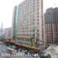 �ϲ�ұ������Ƶ�λ���ϲ��з����ضζ�����·�������ԣ����Ż�վ���࣬�ڽ�����ʦ����ѧ����һ�㳡�����Ƶ�300����ֱ��������ʻ����೵������λ����Խ����ͨ��ݡ��Ƶ�ӵ�и�ʽ�ͷ���������ܰ���ʣ�ÿ��ͷ������п���������24Сʱ��ˮ�ȣ����ַ�������Һ�����ԣ���ʩ���ƣ��������������������п��������������200�����λ���������뱸�Ĵ�С�����ң�120�˼�20�ˣ��������������ε�����֮ѡ�������Ƶ꿪ҵʱ��2008��4��1�գ�2010��ֲ�װ�ޣ���¥��16�㣬��¥9�㣬�ͷ�����154�䣨�ף���
������ʩ �в����������������ҡ����ð� 

���ÿ� ĵ����,���뿨,���ǿ�,����,̫ƽ��,������ 

������ʩ �Ƶ�ӵ��2�������ң�������20-120�˲��ȡ� 

