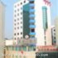 ��������غ�Դ��Ƶ���1996�꽨��Ӫҵ���ܽ��������ǧƽ���ף���2002���������Ϊ���⡰���ζ��Ǽ����ꡱ��λ��̫�ʹ���жκͺ���·���㴦���ڽ�205ʡ������������������Ļ������Ƶ����пͷ����в͡������ɣ�á��跻������ȷ�����Ŀ���Ƶ���������������ʹ��ȼ������յ��������ļ��紺���ͷ����к����׷�������������񵥼䣬�ྻ���ʡ���ȫ��ܰ������ṩ������ �����Ƶ��вͲ���ʦ�����������ûʣ����ζ����������ζ�Ƴ����跻�����дС��������ˡ�ɣ�ò�������Ȼ����ϴ���ơ��������ִ��³���������Ƶ��ȫ�� �����Ƶ꿪ҵʱ��1996��6��18�գ��½�װ��ʱ��2009��12��18�գ�¥��12�㣬�ͷ�����48�䣨�ף�����ʩ�����
������ʩ	��Դ�вͲ�������һ��������10�����䣬��ͬʱ����400�˾Ͳͣ���Ӫ���ˣ� ��Դ���������ͬʱ����200�˾Ͳ͡�
��������	�����齫
���ÿ�	ĵ����,���뿨,���ǿ�,����,̫ƽ��,������
������ʩ	��������������50�ˣ�Χ��ʽ��������ͶӰ�ǣ��������ʩ�� �๦������������120�ˣ�����ʽ��������ͶӰ�ǣ��������ʩ��
�Ƶ��ر���ʾ
�����Ѱ����Ƶ����ѣ��������Ƶ��������á�˰�ռ����˶���Ҫ��ķ��á�
��ͨ���Ƶ����סʱ��Ϊ14��00�����ʱ��Ϊ����12��00������ǰ��ס���Ƴ���꣬�����������һ�����á�
