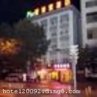 ���������ҾƵ�λ�������Ĵ��ǡ������������ģ��������в���ݡ������Ļ��㳡���ض�����������֣����������б�־�������������̼������ܱ���ʳ�����С����ﳡ��������λ����Խ���Ƶ�װ�޷����أ�ӵ�б�׼�䡢���񷿡���ͥ�����׷��������л����ҡ����ͣ��������ʩ��Ϊ�����ṩ��ܰ���ʵ�ס�޻����� �����Ƶ꿪ҵʱ��2010��6��5�գ���¥��5�㣬��¥��3�㣬�ͷ�����82�䣨�ף��� ����ܰ��ʾ�����Ƶ겻�Ӵ��������ʩ�����
������ʩ	�����ң��������졢ͶӰ�ȣ�������Լ70�ˡ�
�Ƶ��ر���ʾ
�����Ѱ����Ƶ����ѣ��������Ƶ��������á�˰�ռ����˶���Ҫ��ķ��á�
��ͨ���Ƶ����סʱ��Ϊ14��00�����ʱ��Ϊ����12��00������ǰ��ס���Ƴ���꣬�����������һ�����á�