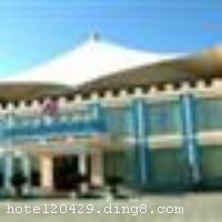 �������������ľƵ�λ�ڹ��������к�̲��԰б���棬�����������ǵġ����µ�һ̲��������ε���Ĵ󺣣������⡢ɳ̲����ˮ��ӳ��Ӧ��λ����Խ���������ţ���ͨ��ݡ��Ƶ�װ��ʱ�г�ǰ���������ű��£��Ǳ�������ǰ�صı�־�Խ�����ӵ�и���ͷ�����������й��˿��������ӿڣ��������ʹ�û�������������ͬʱ����300���˾Ͳͣ����۹⡢����������һ�壬��Ũ����ʱ����ɫ�뺣����Ϣ���ǵ��������Ρ���Ǣ�����顢�۹������ѡ�� �����Ƶ꿪ҵʱ��2004��5��1�գ�2010��3��1�վֲ�װ�ޣ�¥��3�㣬�ͷ�����51�䣨�ף�����ʩ�����
������ʩ	�в��������ṩ�������ͣ� ���ʳǣ����ṩ�������ͻ�����òͺͻ����ò͡�
��������	�����齫
���ÿ�	Visacard,ĵ����,���뿨,���ǿ�,����,̫ƽ��,���´￨,��ͨ��
������ʩ	�Ƶ�ӵ��2�������ң�������20-100�˲��ȣ��䱸�������졢�ƹ⡢��ý���豸�ȡ�
