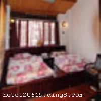 ��������ˮ鿿�ջ�ش��������йų���һ�ֳ�����������СԺ�ٺӡ���������¥�ɹ����£�һ¥��������ˮ�硣��ջ������λ�������ڵ���Ӱʦ����ע����������������顢���桢��ʳ����Ӱ�����еȻ�� ������ջ�ṩ��24Сʱ��ˮ����ѳ�;��4���绰�����������������4̨���ԣ�����������������ϴ�¡���ջ���л���������������ʲ��ṩһ������Ʒ��������Ա�ë������ˢ�����ࡣ ������ջ��ҵʱ��2007��7�£�2009��12�¾ֲ�װ�ޣ���¥��2�㣬��¥1�㣬�ͷ�����4�䣨�ף�����ʩ�����
������ʩ	��������
�Ƶ��ر���ʾ
�����Ѱ����Ƶ����ѣ��������Ƶ��������á�˰�ռ����˶���Ҫ��ķ��á�
��ͨ���Ƶ����סʱ��Ϊ14��00�����ʱ��Ϊ����12��00������ǰ��ס���Ƴ���꣬�����������һ�����á�