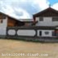�����׺��ݿ�ջ�Ǹ���������ļ�����֮һ�׺��ݶ���������ջ�����������Ÿ������ش����йųǵ��Ļ��������ģ���ջ�����Ǵ�������Сѧ�����ڻ�ɽ�׶�԰�������е�һ�߼���ѧ����ջ�ǵ��͵�����ͥԺ��ӵ������ľ¥��Ư���ĵ������ţ��ĺ����쾮������һ�ձڣ�������������������ӵĴ�ͳ��񣬹��Ӷ������ŵ����ţ�������ǿ�ҵ������񡣴�ͥԺ�뽨����С���Ŵ������ܵ�װ�Σ������ֳ�������ӵ���ɫ�� �����׺��ݿ�ջ�����������Ļ��ļ��ɡ����������Σ���ԡ����������������Թ����������ס�ųǿ�ջ���������鵽�����ų�ͥԺʽ�����Զ�������ص�����ѩɽ������Զ���������˵�������裬����������ԭ��̬������Ϣ���������������Ļ��������γ��������������Ļ���񡣴˿̵�ͣ����ӡ֤���������������Ρ� ������ջ��ҵʱ��2009��4��2�գ��½�װ��ʱ��2010��4�£�¥��2�㣬�ͷ�����10�䣨�ף��� ��ܰ��ʾ�� 1���Ƶ겻�����ⵣ�����롣 2���Ƶ���������ÿ��80Ԫ�Ĺų�ά���ѣ��뱣���ƾ֤�����뾰�������ʾ�������������ա���ʩ�����
��������	�����齫
�Ƶ��ر���ʾ
�����Ѱ����Ƶ����ѣ��������Ƶ��������á�˰�ռ����˶���Ҫ��ķ��á�
��ͨ���Ƶ����סʱ��Ϊ14��00�����ʱ��Ϊ����12��00������ǰ��ס���Ƴ���꣬�����������һ�����á�