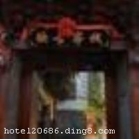 ����ӳ�ſ�ջΪ�����ų���ӣ�����ԭ�Ļ��������Ļ��ľ������γ�������Ľ��������ˮ��ǽ�ƻ������ֹ���γ����ְ��ӣ�С����ˮ����ˮ��¥��������ֵػ����ˡ�С����ˮ�˼ҡ���ˮ�Ƿ��ϡ��۹ų���ʷ�����Դ��������徫�����������ųǵĸ�֣��ɸ�֪������������Ϳ����ǳ���ʶ��ӳ�ſ�ջλ�������ų�ʨ��ɽ�Ĳ����ԣ��ڿ�ջ���������ѩɽ�������ųǿɾ����۵ס���ջ������������ɫ��ζ��ʳ������Ѵ��ο�Ʊ��Ԥ����ס�޷���Ϊһ��ľ����Ϳ�ջ�� ������ջ��һ�����Щ��ͬ����Щ��ң����˸е���ܰ�����ʡ��ӿ�ջ�򶫲�����ʮ�ױ�ɵ������Ĺų��ķ��֡�ľ�����н���������ʷ�Ĵ�ʯ�š��߽�ӳ�ſ�ջ��ŨŨ�Ĺ���֮������������Ƴ��Ĺ��֣������Ĳ��㣬���ĵ�˼����һ�ж���ô��Զ��һ�ж���ô��ܰ��������������˳����� ����Ժ�У���ש���ߣ��������顣���鰲�ݵ�װ�Σ�����������������Ȥ�����ȴ����Ͼ���ϸ�̵�ľ�գ����´�ľ����֮����й��죬ƽʵ��͸�Ÿ��󣬹�����͸�����ף��������˻�ζ���������ã��ͷ��ڣ��򿪴������ɿ����ųǼ�����ѩɽȫ��������˯��ǰ�������ų�ҹɫ����������������������ڴ���ʱ�����е�վ�ڴ�ǰ�������ųǼ�����ѩɽ���������۵ס�ӳ�ſ�ջ��Ϊ�����ߴ���ļң�����������һ�����õĽ���ƽ̨��������վ�� ������ջ��ҵʱ��2008��1��1�գ�¥��2�㣬���ͷ�����19�䣨�ף��� ����ܰ��ʾ����ջ��������ÿ��80Ԫ�Ĺų�ά���ѡ���ʩ�����
�Ƶ��ر���ʾ
�����Ѱ����Ƶ����ѣ��������Ƶ��������á�˰�ռ����˶���Ҫ��ķ��á�
��ͨ���Ƶ����סʱ��Ϊ14��00�����ʱ��Ϊ����12��00������ǰ��ס���Ƴ���꣬�����������һ�����á�