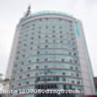 ���б�ݾƵ꣨������͹㳡�꣩λ�ڹ���и۱�������·���;�����棬�ش�������������۱��������ģ��Ͻӳ������ɵ�������۴����������ɽ·���Ƶ����������͹㳡���������������ġ���ͨ�֡����������������ڽ������������б�����������С�¥��¥���ֳ����ȣ���֮������㳡�������ٻ��ȹ������Ľ�����ߣ��Ǳ����ڹ���������е����볡���� �����Ƶ꿪ҵʱ��2010��6��28�գ�λ�ڷ�Ѵ��¥��5-10�㣬�ͷ�����80�䣨�ף�����ʩ�����
������ʩ	��
���ÿ�	ĵ����,���뿨,���ǿ�,����,̫ƽ��,������
