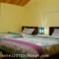 �����ųǻ����ף��߷ֵ꣩λ�������ų���һ�ְ�һ�϶�ʯ���ԣ�����������־�Խ�����ľ�������������������ϴ��ţ�����ȥ���������ķ��֣���ͨ��������ջ�����Ǿ���������������ĺ�Ժ���������ţ����ʰ��ݣ����������ݵõ������ϵ���Ϣ�� ������ջ��ҵʱ��2009�꣬¥��2�㣬�ͷ�����8�䣨�ף�����ʩ�����
������ʩ	�޲���
������ʩ	�޻�����
�Ƶ��ر���ʾ
�����Ѱ����Ƶ����ѣ��������Ƶ��������á�˰�ռ����˶���Ҫ��ķ��á�
��ͨ���Ƶ����סʱ��Ϊ14��00�����ʱ��Ϊ����12��00������ǰ��ס���Ƴ���꣬�����������һ�����á�
