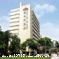 �Ϻ����ɴ�Ƶ꣬���Ϻ�����[����]�ɷ����޹�˾Ͷ�ʽ���ľƵꡣ�ش��ֶ�½�������ó�������������ִ��ţ����п�������4��������վ��λ����Խ����ͨ������ �����Ƶ껷�����ţ���ܰ���ʣ�ӵ�б�׼���˷�����׼˫�˷�������󴲷��������׼��ȸ��෿�͹�����ѡ�񣬷�����������յ������ǵ��ӡ�������������ʩ�뱸���Ƶ껹����Ʊ̨���̳���ͣ������Ϊ�����ṩ�ܵ�����ȫ�ķ����Ǹ����������ο��˵��������֮�� �����Ƶ꿪ҵʱ��1996��12�£�2007��ȫ��װ�ޣ�¥��9�㡣�ͷ�����100�䣨�ף�����ʩ�����
��������	�����ҡ�ɣ��
���ÿ�	Visacard,ĵ����,���뿨,���ǿ�,����,̫ƽ��,������,���´￨,��ͨ��,������,JCBcard
������ʩ	С�ͻ����ң�������25�ˡ�
�Ƶ��ر���ʾ
�����Ѱ����Ƶ����ѣ��������Ƶ��������á�˰�ռ����˶���Ҫ��ķ��á�
��ͨ���Ƶ����סʱ��Ϊ14��00�����ʱ��Ϊ����12��00������ǰ��ס���Ƴ���꣬�����������һ�����á�