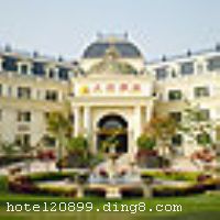 �Ϻ��˼þƵ����������о��ÿ�����������Ż�������һ����30���ӳ��̡����ﻷ�����ţ��Ǽ�ס�ޡ����������鼰���н���Ϊһ������Ǽ�����Ƶ꣬ΪĿǰ���о��ÿ��������������ʩ���롢������ߵĻ�԰ʽ�����;Ƶ�֮һ�� �Ƶ���ŷʽ���Ϊ�������⣬���ڹ������ɡ����߽��ĵĳ���������18�������Ҹ߶����򳡣������Ǿٰ�ATP��ʦ�����µ������������������ģ�����Ե�Ϊ���о��ÿ������ܱ���ҵ�ĸ߼�������Ա����Ŀ����������ڹ�������֮��Ӫ��һ��������齵�����֮�ؼ��罻�������ġ� �Ƶ깲��145��ͷ������к�����׼�䡢�����׼估�����׼䣬���������豸��ȫ��������ܰ���ɿ�Ƶ�������������ŵ��в���������������Ծ������ȡ���С�����Ҽ��๦���������������������Ƚ������������豸��ӭ�ϲ�ͬ��Ҫ��������ʩ���������򳡡��������ġ���������ůˮ��Ӿ�ء������ҡ�������ȡ� �˼þƵ꣬����Ϊ�������ʸ��Ի��ķ���Ϊ������������ܰ���Ϻ�����֮�á���ʩ�����
������ʩ	���ðɣ��߶˵��ţ���ʩ��ȫ ���������߶˵��ţ���ʩ��ȫ
��������	�����齫������̨����Ӿ�����㣬������ɣ�ã���ë��
���ÿ�	Visacard,ĵ����,���뿨,���ǿ�,����,̫ƽ��,���´￨,��ͨ��,������,JCBcard
�Ƶ��ر���ʾ
�����Ѱ����Ƶ����ѣ��������Ƶ��������á�˰�ռ����˶���Ҫ��ķ��á�
��ͨ���Ƶ����סʱ��Ϊ14��00�����ʱ��Ϊ����12��00������ǰ��ס���Ƴ���꣬�����������һ�����á�