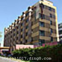 �Ϻ�������Ʒ�Ƶ���һ������ʱ�о�Ʒ�Ƶ꣬λ�ڳ̼���·���Ӱ���·�Ľ��㴦�����࣬���п�������10�����Ϻ�����԰վ������ʮ�ֱ�������Χ������ʩ��ȫ���Ƶ�װ��ʱ����ܰ���������ʡ� �����Ϻ�������Ʒ�Ƶ�¥��5�㣬��Ӫ���Լ��ǧƽ���ף�ӵ�пͷ�93��䣬�и߼��귿�������󴲷�������˫����������󴲷�������ˮ���������ش󴲷����׷�����ͳ�׷��ȶ��ַ��͹�����ѡ�񣬿ͷ������죬��Ϊ�ִ�ʽ����ʽ����ʽ��������ʽ��������ʽ��Ӣ��ʽ�������ʽ������ʽ��õ����ʽ�ȣ�ÿ��Ͷ������˷�ͬһ���ס�����飬�����ڲ���ʩһӦ��ȫ�����һ�Ϊ�����ṩ�������ġ��Ͳͷ���ϴ�·������˾�������η��񡢽��ѷ������ͣ�����������ǰ̨������Ʒ���չ�ȷ�����ʩ�������㲻ͬ���˵��������������С���ͥ�ȼٵ�����ѡ�� �����Ƶ꿪ҵʱ��2007��7�£���¥��7�㣬�ͷ�����93�䣨�ף�����ʩ�����
������ʩ	��������Ҫ��Ӧ�ձ�������
���ÿ�	Visacard,ĵ����,���뿨,���ǿ�,����,̫ƽ��,������,���´￨,JCBcard
������ʩ	1�������ң������25ƽ���ף�������12-15�ˡ�
�Ƶ��ر���ʾ
�����Ѱ����Ƶ����ѣ��������Ƶ��������á�˰�ռ����˶���Ҫ��ķ��á�
��ͨ���Ƶ����סʱ��Ϊ14��00�����ʱ��Ϊ����12��00������ǰ��ס���Ƴ���꣬�����������һ�����á�