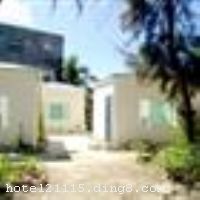 �������ֺ�����վλ��������¹��ͷ��¹��ͷ�������ԣ�С����ԭ����������壬������������У����ݡ���վ�ͽ���ɳ̲�ϣ����ں��ߣ��������ˣ�����ȡ�����򳵵��󶫺�10Ԫ���ҡ��ܹ�7��ͷ���ȫ�����Ǻ����������õ������ⲣ�����������������񲼺�ֲ�������������л��ݻ��ơ�����װ�޼�ࡢ�󷽣��ƿ����ž��ܿ����󺣼�ïʢ����ɫֲ�����ʮ�����¡������������ò��񻰵����պ���ϼ������������ѿ�����ĵص㡣�뺣Ϊ�ڣ����Ͽ�ɳ̲�տ��������ᣬ��������ڵ�����Զ��ͬһɫ���ĺ����죬С�����Լ��Ķ�����������һ�����ȥ��Զ�������˵�̽�ա������������ӵĶ�����������Ҫ���볯������äĿ�Ĺ����������Ҫ��������ԡ�ڱ̺�����֮�£��������һ��������˽�������Ư����������Ҫͣ��������������Σ�����������ߣ����ֻ�ǵ����أ���ȥ��������ô���ڴ���һ����õ����ӣ�������������õĵط����뱳������ƣ��ȴ΢Ц���㣬������ ������վ��ҵʱ��2011��9�£���¥��1�㣬��¥��1�㣬�ͷ�����7�䣨�ף��� ����ܰ��ʾ���� 1����վ���ṩһ�������ϴ����Ʒ�� 2������ʱ����Ƶ��ṩ��Ʊ��������סǰ֪ͨ�Ƶ꣬����֧��10���ķ�Ʊ˰����ʩ�����
��������	��վ�䱸һ�ҿ�����Լ10�˵Ĵ����ɳ����������棬ʹ���շѡ�
�Ƶ��ر���ʾ
�����Ѱ����Ƶ����ѣ��������Ƶ��������á�˰�ռ����˶���Ҫ��ķ��á�
��ͨ���Ƶ����סʱ��Ϊ14��00�����ʱ��Ϊ����12��00������ǰ��ס���Ƴ���꣬�����������һ�����á�