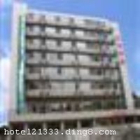 ����ܲ�¾Ƶ�λ�������з����ش��������ԣ���һ�Ҹ߶������;Ƶꡣ�Ƶ��ڽ���������úͽ�ű�����������ҵ����λ����Խ����ͨ�������Ƶ�ӵ�������䡢���񵥼䡢�׼�ȸ�����ɫ����ȹ�86�䣬����������ִ��������������й���ͳ�Ļ��������ж๦��Һ�����ӡ����ٿ����������ʩ���������ʰ������ñ����мҵĸо��� �����Ƶ꿪ҵʱ��2010��12��29�գ�¥��9�㣬�ͷ�����86�䣨�ף���
��ʩ�����
������ʩ	�Ƶ��������ʱֻ��Ӧ����������͡�
��������	�����齫
������ʩ	�Ƶ�ɽ���40�����ڵ�С��������飬���ṩͶӰ��Ļ����д�ְ����ʩ��
�Ƶ��ر���ʾ
�����Ѱ����Ƶ����ѣ��������Ƶ��������á�˰�ռ����˶���Ҫ��ķ��á�
��ͨ���Ƶ����סʱ��Ϊ14��00�����ʱ��Ϊ����12��00������ǰ��ס���Ƴ���꣬�����������һ�����á�