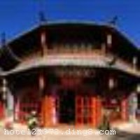 �����ų��໨�ɿ�ջλ�ڹų��Ͻְ��귻46�ţ��ڹų������ż������º��棬��ų������ķ���ֻ��5���ӵ�·�̣�ȴ�ֶ���������������������ϵ�Ժ�ӷ�ǰ�������֣�ǰ�л�԰������Ϫˮ��������ͥԺ��������˰����Ŀռ䣬���ܹ����ͻ���������ˮ�����ܹ����������ӹ���ʡ�����Ծ���ƶˡ� ���������ų��໨�ɿ�ջǰԺ�д󴲷�����׼�估��ͥ������Ժ�����·�����ʽ¥�����ַ��ͣ�������͵Ķ������󡣿�ջ��װ�޿�ʼ������Ϊס��Ӫ��һ�������ġ��Ļ�԰��Ϊ�����еı��ͣ��ṩһ���������ྻ�����е������ء��������ṩ���ʵĴ��桢�ྻ�Ĵ�Ʒ��������ԡ�ң�����ԡ���ڰ�װ����ů��ԡ�ԡ�24Сʱѭ����ˮ��ǰ��Ժ���������縲��������ջ��ÿ�����䶼�е�������ĵ绰�����Ϳ���ʱ���� ������ջ��ҵʱ��2010��9�£�¥��2�㣬�ͷ�����20�䣨�ף��� ����ܰ��ʾ���� 1����ջ���ܽӴ������ 2����ջ����ˢ���� 3����ջλ�������ų��ڣ�����ͣ��������ͣ��ֻ��ͣ�ڹų��⣬���շѣ� 4����ס�ÿ�ջ�轻�ɹų�ά����80Ԫ/�ˡ���ʩ�����
��������	�����齫����衢���ġ�ɹ̫��
�Ƶ��ر���ʾ
�����Ѱ����Ƶ����ѣ��������Ƶ��������á�˰�ռ����˶���Ҫ��ķ��á�
��ͨ���Ƶ����סʱ��Ϊ14��00�����ʱ��Ϊ����12��00������ǰ��ס���Ƴ���꣬�����������һ�����á�