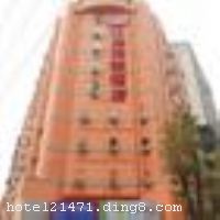 �Ƶ�λ��������ɳƺ����ɳ�Ͻ�43�š���������ɳƺ����Ͽ�㳡���нּ������ѧ������ʦ����ѧ������һ�С����С������ص���ѧ������ߡ������Ĵ�����ѧԺ������������ѧ����15���ӳ��̣����������ѧ�ǡ�����΢���Ӳ�ҵ԰���������ۺϱ�˰��������30���ӳ��̡��ܱ���Ȧ����ó���Ļ������Ρ����֡����С�������һ�壻�������ٻ��������Ͱٻ�����ï�������ġ������ٻ����ذٳ��С����Գ��С��������ġ��»���ǡ�������Ժ�����Ӱ�ӳǡ�UMEӰԺ�����������������󡣾�𳵱�վ����;����վ25���ӳ��̣��཭�����ʻ���40���ӳ��̣�����1����20���Ӽ���ֱ���ű��������š��Ƶ��ſ�ר��С��ֱ�������ǧ����������ɿ��ٵִ����ɽ�������ֹ�԰���׹��ݡ����Ҷ������Ҵ�����ξ��㣻�Ƶ��ܱ߶���������·��ͨ�˴��ͨʮ�ֱ������ܱ���ʳ����������;�� �����Ƶ꿪ҵʱ��2011��3��11�գ���¥��10�㣬�ͷ�����100�䣨�ף���
��ʩ�����
������ʩ	�Ƶ������λ��9¥���ṩ����ʽ������͡�
���ÿ�	ĵ����,���뿨,���ǿ�,����,̫ƽ��,������
�Ƶ��ر���ʾ
�����Ѱ����Ƶ����ѣ��������Ƶ��������á�˰�ռ����˶���Ҫ��ķ��á�
��ͨ���Ƶ����סʱ��Ϊ14��00�����ʱ��Ϊ����12��00������ǰ��ס���Ƴ���꣬�����������һ�����á�