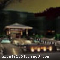 ����ɽ���ɽׯ�������й��ߴ�������Ȼ�Ų�֮һ������ɽ�羰���ڣ��ɽ���ʡ��ɽ��������ʵҵ���޹�˾Ͷ��2.8��Ԫ�˽����ܽ������20000ƽ���ף���һ���Թ�������Ϊ��׼���죬����Ȼ�����еĶ����Ƿ��Ϊ���Ķȼ��;Ƶꡣ�ص����֮�������ﻦ������ͨ��������ӭ��������������ӻ�ɽ��Я�����������Ķ������С������·��������١����ĻƳ����١�320������205�������뾰������ר�ߡ���ɽ��·��������.�������ĵ���������ʹ�����֮�����ܸ�������ɽ�����͵��壬���������� ��������ɽ���ɽׯӵ����ʩ������װ�ε��Ų������Ǽ��Ƶ����õ���ͳ�׷���������ʽ�׷��������۾�������Ұ�����������ڲ��þ���,���صĶ����ǽ������������ۼ������װ��������������������Ȼ���������ںϡ������� IDD �� DDD �绰ֱ����ʹ������ʱ����ˡ��ͻ����ֽ�����ϵ��CNN ��NHK ��DW ��MCM��STARTV ���ڶ����ǵ���̨����ʹ��������Ͼ֮����ʱ�˽�������ش����š���ҵ��Ѷ��ʹ���ܹ���������������� ��������ɽ���ɽׯͬʱ�������豸�����������2000ƽ���׵���ἰ������ʩ�����䱸���Ƚ�������ý��Ƽ���ͬ���������������ϵͳ�ȹ��ܣ���������顢˽�������罻����������֮�ء�������ɫ�Ĳ������ưɼ�����3000ƽ���׵�������ʩ�����ʵķ����Ϊ������;�������޾�ϲ��������ʩ	-�������� ���ŷ�ǲ�ͬ��ζ��ʳ����ʽ�����գ�����������������ʽ��㡢�ɿ����Լ�ϸ���ܵ���24Сʱ����ͽ�������ʳ��ɵ������͡� -�����в������ɽ�衸�Ͷž������߸�������ɣ�������200�����ò͡�������Ҫ��Ӫ�Ը�ʽ����Ϊ�������ؾ������ˡ���ʽ��ζ���������ģ���������ɽ���صķ�ζ��ɫ���ȡ�
��������	������ ϴԡɣ������ SPA �����齫
���ÿ�	ĵ����,���뿨,���ǿ�,����,̫ƽ��
������ʩ	-�๦������������120�ˣ��Ƚ������豸��ͶӰ�ǡ�ͬ�����롢��ý�����졣 -���������������120�ˣ��Ƚ������豸��ͶӰ�ǡ�ͬ�����롢��ý�����졣 -С�������������80�ˣ��Ƚ������豸��ͶӰ�ǡ�ͬ�����롢��ý�����졣 -VIP�����ң��Ƚ������豸��ͶӰ�ǡ�ͬ�����롢��ý�����졣