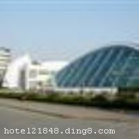 �Ϻ�ŵ�����Ĵ�Ƶ�ش��߱���ҵ����λ������·����վ���࣬����λ����Խ������ȡ�����������ʰ��ݣ����п�������9��������·վ����ͨ����ʮ�ֱ������Ƶ�װ����ܰ���ʣ�����ʱ�С� �����Ϻ�ŵ�����Ĵ�Ƶ���¥��7�㣬ӵ�пͷ�76��䣬�б�׼�䡢������䡢�����󴲷���������׼�䡢�����󴲷����׷��������׷��ȶ��ַ��͹�����ѡ�񣬷�����ʩ��ȫ�����һ�Ϊ�����ṩ�������ġ�ϴ�·��񡢽��ѷ������ͣ�������������������������ѣ���ǰ̨������Ʒ���չ��Ͳͷ������˾���񡢻��������Ҷһ��ȷ�����ʩ�������㲻ͬ���˵��������������С���ͥ�ȼٵ�����ѡ�� �����Ƶ꿪ҵʱ��2003��2�£��½�װ��ʱ��2011��4�£���¥��7�㣬�ͷ�����76�䣨�ף�����ʩ�����
������ʩ	�в�������Ҫ��Ӧ���ˡ����˺ͱ���ˣ�������500���ò͡�
��������	��������������Ӿ�ݡ�̨������������ë�򡢱��������齫
���ÿ�	Visacard,ĵ����,���뿨,���ǿ�,����,̫ƽ��,������,���´￨,��ͨ��,������,JCBcard
������ʩ	���д�С���ȵ�10�������ң��ɷֱ�����15-800�˲��ȡ�
�Ƶ��ر���ʾ
�����Ѱ����Ƶ����ѣ��������Ƶ��������á�˰�ռ����˶���Ҫ��ķ��á�
��ͨ���Ƶ����סʱ��Ϊ14��00�����ʱ��Ϊ����12��00������ǰ��ס���Ƴ���꣬�����������һ������