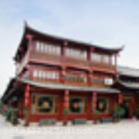 ���������Ƶ������������лƽ�ضΡ��������ų����Ź㳡�������Ǽ���׼�˽����������Ƶ���ҵ������͵�������ӷ����Ⱥ���Ƶ�ֱ��й�ũ����24������������24��������ɫ������Ժ�乹�ɣ����Է�����ʤ�羰��԰���̻��;�����ƣ����������������������� �����Ƶ꼯��ӡ����������֡����񡢹���ȷ�����ʩһӦ��ȫ��ӵ�е��˼䡢��׼�䡢�����䡢��ͥ�׷��Լ��������ʹ�õİ��ķ��ȸ���ͷ����ͷ�����������װ�ε��š��豸��ȫ�����пͷ��������ʾƵ��׼�䱸��ӵ�е��������ſ������յ�ϵͳ������ԡ�ҡ����ڡ�����ֱ���绰�����������ȡ� �����Ƶ�����������ӵ��š���Ʒ��ζ�����ŷǳ�Ũ���������ζ��������ͬʱ����150�����òͣ���Ҫ�ṩ������������Ʒ�����������������ײ͵ȡ��Ƶ껹ӵ�д����ͻ��鼰��᳡���������ɴ�ʮ���˵������˵Ĵ��ͻ�������������Ϊ������֯���ṩ�㷺ѡ��Ļ����豸�ͳ������Ƶ���ų�������Ϊһ�壬������ѩɽң���Ӧ�������˾����������֮ң���ǲ��ɶ�õ��˾Ӽ�԰�� �����Ƶ���2005��2�¿�ҵ����24������СԺ��ɣ�2009��4�¾ֲ�װ�ޣ�¥��2�㣬�ͷ�����171�䣨�ף�����ʩ�����
������ʩ	�Ƶ������ͬʱ����150�����òͣ��ṩ������������Ʒ�����������������ײ͵ȡ�
��������	������
���ÿ�	Visacard,ĵ����,���뿨,���ǿ�,����,̫ƽ��,������,���´￨,��ͨ��,������,JCBcard
������ʩ	������ң�λ��2¥��������Լ100�ˣ� С�����ң�λ��3¥��������Լ40�ˡ�
�Ƶ��ر���ʾ
�����Ѱ����Ƶ����ѣ��������Ƶ��������á�˰�ռ����˶���Ҫ��ķ��á�
��ͨ���Ƶ����סʱ��Ϊ14��00�����ʱ��Ϊ����12��00������ǰ��ס���Ƴ���꣬�����������һ�����á�