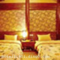 �������־Ӿ�ƷͥԺ��ջ�ɵص����������������徭Ӫ�������ų��ڿ�ջ�����岼������������Ӫ���Ѿ���ָ��������ջ���ϰ嵽С��ȫ�����������壬���������ʣ��˽������Ĺ�ȥ��֪�������ųǵĵ�Σ�����������������������˽������������ĵĻ��ֵ䡣 ����Ժ�����£��ռ��ش������ų����־ӿ�ջ�������Լ520ƽ�ף���Ϣ�ռ�ռ200ƽ�ס��Ȳ���������������������ƵĶ���ʯ���������Ժ�ӡ��۾�ɹ̨��������Ϣ���ĸ��������������ε�ס����������ѡ���ڿ�ջ�ſڿ���������ѩɽ�����¥�������������۵ס� ������ջ��ҵʱ��2010��2��8�գ�¥��2�㣬�ͷ�����10�䣨�ף��� ����ܰ��ʾ������ջ����ˢ������ʩ�����
������ʩ	������������ס���˿����Լ�����������Ҳ���Ժ��������˴�
��������	ɣ�ð�Ħ��
�Ƶ��ر���ʾ
�����Ѱ����Ƶ����ѣ��������Ƶ��������á�˰�ռ����˶���Ҫ��ķ��á�
��ͨ���Ƶ����סʱ��Ϊ14��00�����ʱ��Ϊ����12��00������ǰ��ס���Ƴ���꣬�����������һ�����á�