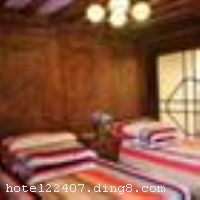 �����ĸ����ᾫƷ��ջ�����������ų���һ�����ĵش�������λ��ʮ����Խ���������ķ���ֻ��3���ӡ���ջ���ĸ���ͳ������Ժ����ɣ�ռ��1200��ƽ�ף��ǹų����еĴ�Ժ�䣬�峺��ϪˮԺǰ����������Ժ�����ܻ�ˮ��ջ�����¡�������̣�ԭ֭ԭζ������ͥԺ���ں�԰��ʽ��Ȼ���ۣ����¡����㡢���ӡ����ţ���һ�Ҽ����жȼ�Ϊһ����������ʽ��԰�ַ����ջ�� ������ջӵ�����·��������׷�����ʽ�����������·��������۾����ȸ�ʽ���ͣ�������ʩ�������Ǽ��Ƶ����ã����Ҳ�����ľͷ�ֹ�������ʵľ�Ҿߡ�ˮ�Ǽҷĵĸߵ���Ʒ��������ѡ��������ɫ���Ρ�32�����ϵĺ���Һ�������Լ���ɫ�¹ŵ��Σ�������ʹ�ÿ��ոߵ���ߡ��Ǽ��Ƶ�ר��ԡ��ë����Ʒ��ϴ����Ʒ���������µ���Ұ����ʩ������������ܰ���ʼ�һ��ĸо�����ջ�����д�ͳƷ���ҡ����ֿ�������������������˽���˲��������������������ҡ��۾�¶̨�ȹ���������һ�ж�ֻΪ�˸�����Ӫ��������С�����������֮�á� ������ջ��ҵʱ��2010��8��18�գ�¥��3�㣬�ͷ�����20�䣨�ף��� ����ܰ��ʾ���� 1����ջ����ˢ���� 2����ջλ�ڹų��ڣ�����ͣ������������ͣ�����ɰѳ�ͣ���ڹų�����շ�ͣ�����ϡ���ʩ�����
������ʩ	������λ��1¥��������25�����ҡ�
��������	�����齫
�Ƶ��ر���ʾ
�����Ѱ����Ƶ����ѣ��������Ƶ��������á�˰�ռ����˶���Ҫ��ķ��á�
��ͨ���Ƶ����סʱ��Ϊ14��00�����ʱ��Ϊ����12��00������ǰ��ס���Ƴ���꣬�����������һ�����á�
