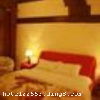 ���������������׹ۻ������������ƽ��ž�ͥԺʽ�Ƶ�λ�ں���2400�׵ġ��������Ų�������ʥ�ء������������ųǣ��ش��ų����ɵ���һ�֣�լԺ���ġ�����ȡ�����ǹų������е�ͥԺʽ�������жȼپƵꡣ�Ƶ꾭ר����Ʋ��֣�����ɫ���Ǽ��Ƶ��׼���죬�ڽ������������Ľ�������������ľ�ṹ������ɫ���ִ�ʱ��Ԫ����Ϊһ�壬�������У������������Ե������ų����е��������Ļ���Χ���������ܵ����ʡ����ݵĸ��Ի���ס���顣 �����Ƶ꿪ҵʱ��2010��12��8�գ���¥��2�㣬��¥��2�㣬�ͷ�����12�䣨�ף��� ����ܰ��ʾ���� 1.�Ƶ�Ϊ��̼�����Ƶ꣬�������ṩһ������Ʒ������������Ҫ����ǰ̨�����ȡ�� 2.������ȥʨ��ɽ��԰������̶��԰��ľ����������ѩɽ�Ⱦ��㣬����ȡ80Ԫ/�˵Ĺų�ά���ѡ���ʩ�����
������ʩ	�Ƶ����ж����Ĳ����������òͣ�����������100��ͬʱ�òͣ����Ҵ������ڱ���������ϵ������ѡ��
��������	��������������ɡ�ҡҡ��
�Ƶ��ر���ʾ
�����Ѱ����Ƶ����ѣ��������Ƶ��������á�˰�ռ����˶���Ҫ��ķ��á�
��ͨ���Ƶ����סʱ��Ϊ14��00�����ʱ��Ϊ����12��00������ǰ��ס���Ƴ���꣬�����������һ�����á�
