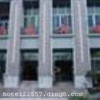���컪������λ���������山��˫��֧·45�ţ�����ת���ԣ�����ʺ��չ�˾�����칫¥��·�����������庽��԰�����п��������������¥���ܱ߲��������ڶ࣬����λ����Խ����ͨ����������ӵ����ͨ���䡢��׼���䡢�������ȷ��͹�40�䣬�ͷ���ʩ��ȫ��������ܰ��������������ʿ�������֮ͣѡ�� �������ݿ�ҵʱ��2008��5��1�գ��½�װ��ʱ��2011��7�£�ȫ��װ�ޣ���¥��4�㣬�ͷ�����40�䣨�ף���
��ʩ�����
��������	�����齫��̨��
�Ƶ��ر���ʾ
�����Ѱ����Ƶ����ѣ��������Ƶ��������á�˰�ռ����˶���Ҫ��ķ��á�
��ͨ���Ƶ����סʱ��Ϊ14��00�����ʱ��Ϊ����12��00������ǰ��ס���Ƴ���꣬�����������һ�����á�