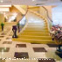 ������ʿ�ݾƵ�λ��������ɳƺ������Ͽ�㳡��ҵ���нֻƽ�ضΣ��ܱ�������ٻ��������Ͱٻ����������ȴ��͹������ģ������͡���������Ȼ�ӡ�����С�������������ꣻ�к��ֵϡ����ֵϵ�֪�����ֳ����������Ҷ����׹��ݡ����Ҵ塢�����ڹ���Ⱦ������ξ��㣬���ֹ�����γ��з����ݡ� �����Ƶ�λ���ڻ���ʱ�������ڣ��������ţ��������ˣ�ӵ����ܰ�󴲷�������˫�˷���ʱ�е��Է��ȸ��෿�ͣ������д�������ز������������������ʵ�˯�����졢ʱ�еļҾ�װ�Σ����г���Һ�����ӣ���USB�ӿڣ���24Сʱ��ѿ���������ȫ����ů��ԡ�Ϳյ������䡢�绰��DVD�����µ�Ƭ�ȸ�����ʩ���Ƶ�������ķ���������ָ��ܼҵ���ů��λ�ڸ߲�ĳǾ����䲻�������������Ӹ����µ���ҵ��Ϣ��������������������ɽ�ǳ��е�Ѥ���������ҹ��������������ʡ����ζȼ١����й��������ѡ�� �����Ƶ꿪ҵʱ��2010��3��1�գ�ǰ̨λ���ڻ���ʱ������29¥���ͷ�����40�䣨�ף��� ����ܰ��ʾ�� 1���Ƶ겻�ܽӴ������ 2���Ƶ겻��ˢ�����ѡ�
��ʩ�����
��������	�����齫
�Ƶ��ر���ʾ
�����Ѱ����Ƶ����ѣ��������Ƶ��������á�˰�ռ����˶���Ҫ��ķ��á�
��ͨ���Ƶ����סʱ��Ϊ14��00�����ʱ��Ϊ����12��00������ǰ��ס���Ƴ���꣬�����������һ�����á�