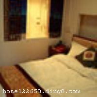 ��������Ե��ջ���ڹų������ķ��֣����м��ɵ���ܱ�����ʮ�����ơ���ջ��ӵ�и�ʽ���ͷ���Ӳ���ϣ������ڶ�ӵ�ж��������ң����Ƶ���ԡ��ʩ������ϵͳ������Ʒ�ʶ��Ƶ�һ������Ʒ��Һ�����ӣ����ڿ��õ绰����ůϵͳ��ȫ�ݸ����������硣�����ϣ���ջ���ṩ��������Ķ��ַ��񣬰�����Ʊ���񡢶�������������ѯ��������Ĵ漰��Ʒ���˷�������ʽ�ͷ��Ͳ͵ȡ�����������ڻ��ṩһ����ó����ɹ���������ʹ�á�������ÿһλ��ס�Ŀ��˿��������Կ�ջ�Ĺ��ӷ�Χ��ͬʱ���ܵ��Ƶ���������ܡ� ������ջ��ҵʱ��2010��2�£�¥��2�㣬�ͷ�����11�䣨�ף�����ʩ�����
������ʩ	��������λ��1¥��������Լ20�ˣ� �ư�/����λ��1¥��������Լ20�ˡ�
���ÿ�	ĵ����,���뿨,���ǿ�,����,̫ƽ��
�Ƶ��ر���ʾ
�����Ѱ����Ƶ����ѣ��������Ƶ��������á�˰�ռ����˶���Ҫ��ķ��á�
��ͨ���Ƶ����סʱ��Ϊ14��00�����ʱ��Ϊ����12��00������ǰ��ס���Ƴ���꣬�����������һ�����á�