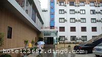 ���첩ʥ�Ƶ������������д�ɿ�����������ĵضΣ��Ƶ�װ�޷����ӱ�����ء�����ʱ����Ϣ������ϵͳ���淶���Ĺ������Ƶ����������䡢�����䡢�������䡢���·��������׷��ȵ�ʱ�С���ܰ�ĸ��Ի��ͷ���52�䣬���бڹ�ʽ�յ�����·���ӡ���ѿ������������ͣ�����ͷ������ྻ���������ʡ��Ƶ��ڲ��������Ͳͷ�����ʱΪ�����ṩ���ʷ���ͬʱ���в�¥�������ҵȷ�����ʩ����������˵�����Ƶꡣ
��ʩ�����
������ʩ	�в���������
���ÿ�	ĵ����,���뿨,���ǿ�,����,̫ƽ��
�Ƶ��ر���ʾ
�����Ѱ����Ƶ����ѣ��������Ƶ��������á�˰�ռ����˶���Ҫ��ķ��á�
��ͨ���Ƶ����סʱ��Ϊ14��00�����ʱ��Ϊ����12��00������ǰ��ס���Ƴ���꣬�����������һ�����á�