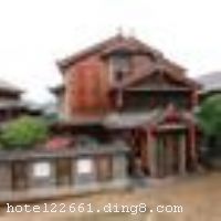 �����ų�Ҽ�Ŵ�Ժ�Ƶ������ڡ������Ļ��Ų���ʥ�أ�-�����������йų��ڣ��������ų���Ψһһ�Ҹ��Ի���Ȥ����Ƶꡣ���и�����Ȥ���䣬����λ��������Խ��ƾ��Զ���ɼ�����ѩɽ���ıʷ������֪������ȫ��������ų�ͣ�������н���1���ӣ�����������Լ��40���ӳ��̣���ͨ������ �����Ƶ꽨�����������ִ�ʱ��Ԫ�غ��������彨����ɫ�ľ������������п����Ե�������Ȼ���Ļ��ľ��衣�����䱸�Ƚ����Ƶĸ���ߵ���Ȥ��Ʒ��Ϊ����Ӫ����ܰ�������������գ��Ƿ������£����³��ε�����ѡ���ñ��͵�����֮�н����⼤����⣡ �����Ƶ꿪ҵʱ��2010��8��1�գ�¥��3�㣬�ͷ�����57�䣨�ף�����ʩ�����
������ʩ	���е��ưɣ��Խ���Ϊ���⡣
��������	�����齫
���ÿ�	Visacard,ĵ����,���뿨,���ǿ�,����,̫ƽ��,���´￨,��ͨ��,JCBcard
������ʩ	�๦������������20-30�ˣ�����ͶӰ�ǡ�
�Ƶ��ر���ʾ
�����Ѱ����Ƶ����ѣ��������Ƶ��������á�˰�ռ����˶���Ҫ��ķ��á�
��ͨ���Ƶ����סʱ��Ϊ14��00�����ʱ��Ϊ����12��00������ǰ��ס���Ƴ���꣬�����������һ�����á�