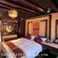 ������γ��ʮ�ȿ�ջˮ��������һ�Ҿ�Ʒ�Ƶ꣬�쳣���£�����Ժ�ţ��Ϳɼ���β��Ȼ�����ĺ�����ң��ʯ�����µ�һ����ˮ֮�У�ӵ���Լ�����ȻȪˮ�ڹų��оͷǳ��ټ���Ժ��ӣ��ʯ���࿪�ţ������Ժ��ȴӵ�н�30�׵ĺӰ��ߣ����������е����ӵ��ڴ���ת�˸��䣬������ľ���裬����ˮӰ����ǽ������ӳ�����е�4��ͷ������㿧����ȫ����ˮ����ӵ�Ӱ�������⣬������������˹���顣 �����ļ�ͷ��ֱ���÷�������Ϊ���⣬����������ӹ�׵ľ�����ţ�������ɫ�ʣ��ʸкͲ��յ��ַ�����������߶��ľ��ӷ�ɵ����⡣ǽ�������ֹ������Ķ���ֽ�����Ի������͵���������ª��ÿ�����䶼�ж����İ��������пռ��¶̨�������ڲ��ø��Ǽ��Ƶ��׼������Ʒ��ԡ����Ʒ���䱸�������õĲ�ߺͲ�Ʒ��¥���������·��ֱ����÷������ͤ��һ¥�������ٴ����п�˯һλ�����˵Ĵ󿻣�һ������Ҳ����ס�¡���һ�������Ȼ��С�����ң��������İ�����¶̨�������ģ����ʺϵ���������ĥһ�����硣 �����ͷ�������Ʒȫ�����ó����Ǽ���׼����ɫ���ɫ��Ʒ�ξ���ѡ�����Ҳ�����������Ƥ���죬���������ĵ���̺������˸��Ե��ڣ�����ʯ̨���д��̨���ֹ�������Ⱦ������Ͼ����ĵ���ش�������λð���⾳��3�ŵ긽�������ˮ���������������ṩ���ڵ���������ȣ���ͺ����ϣ����仹�����յ�Ӱ��ӳ���������õı�¯ʹ�ÿ�������ʹ�ڶ���Ҳ�������䡣��ջ�ᳫ��̼��������������Դ����ߡ����ӡ�ͬʱ��������֮ǰ�����ϵ���ǣ��Ա�����ָ·���·�����������������Ų�����ȷ�Ƶ��ĵ�ͼ�ڹų������ҵ���ʱ�䡣 ������ջ��ҵʱ��2010��11��18�գ�¥��2�㣬�ͷ�����10�䣨�ף��� ����ܰ��ʾ���� 1����ջ��������ÿ��80Ԫ�Ĺų�ά���ѣ� 2����ջ����ˢ������ʩ�����
�Ƶ��ر���ʾ
�����Ѱ����Ƶ����ѣ��������Ƶ��������á�˰�ռ����˶���Ҫ��ķ��á�
��ͨ���Ƶ����סʱ��Ϊ14��00�����ʱ��Ϊ����12��00������ǰ��ס���Ƴ���꣬�����������һ�����á�