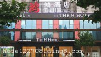 �Ϻ���Ƶ꣨The H Hotel�����Ϻ����ھƵ������˾���µľ�Ʒʱ���;Ƶꡣλ���ֶ�½�������ó�����������Ϻ������Ķ����������������ï���ã��Ϻ���һ�˰۰顢ʱ���㳡��ҵ��������ߣ�ȥ���Ϻ��¹��ʲ������Ľ�ͨ������ͬʱ�Ƶ��ڽ����˶�·�����������������ӣ����������εķ�������� �����Ϻ���Ƶ����Ϻ���һ�����������life style�Ƶꡣ�Ƶ�װ�α��м�Լ�����š�ʱ�е��ص㣬��ϼ�Լ���е���Ƹ��ӵ�и�������׷������·���ʱ�пͷ�B�ȹ�����ѡ�񣬷�����ʩ��ȫ��ͬ���Ƶ������������ġ����ðɡ����Ȱɡ�ͣ�����ȣ��Ƶ���н��ִ�������ʱ��Ʒλ���ϵķ������רҵ�ķ�����Ա��ʱ׼��Ϊ�����ṩ�þ����׷��� �����Ƶ꿪ҵʱ��2008��6�£�¥��3�㣬������99�䣨�ף�����ʩ�����
������ʩ	������������
���ÿ�	Visacard,ĵ����,���뿨,���ǿ�,����,̫ƽ��,���´￨,��ͨ��,������,JCBcard
������ʩ	�����ң�������Լ100�ˣ����ṩͶӰ�ǡ�Ļ��ȡ�
�Ƶ��ر���ʾ
�����Ѱ����Ƶ����ѣ��������Ƶ��������á�˰�ռ����˶���Ҫ��ķ��á�
��ͨ���Ƶ����סʱ��Ϊ14��00�����ʱ��Ϊ����12��00������ǰ��ס���Ƴ���꣬�����������һ�����á�