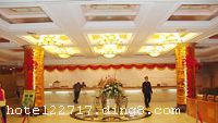 ��ͨ������һ�����Ǽ��������η��꣬λ�����챱���³����ģ�����λ����Խ����ͨ���������ݽ��������ӱ���£���һ���̺��ŵ���ζ��԰��ʽ���ݡ� ������һ�žŶ���ʮ�¿�ҵ���������š�΢Ц��Զ����ͨ���ķ�����ּ���Ƚ���ȫ���������׵��豸��Ϊ����������ṩһӦ��ȫ�ķ��񡣱������к����׷�����԰�׷���������׼��ȿͷ���200�䡣���������������ܰ���ţ���������յ������ǵ��ӡ�����������С�ͱ��񡢵���ˮ�Һ͵紵�硢������ԡ�����Ƚ�����ʩ�豸���ͷ�����ṩ��͡�����ˮ�����ٿ������ȷ����������ζȼ١����鼰�����������齴�������ӵ�л�԰���¥��������������ʽ�������ưɺͲ�¥�����ṩ֮���ˡ����ˡ��Ϻ��˵Ȳ�Ʒ��������Ŀ��Ʒ�ַḻ��ͬʱ�������������ġ������ҡ��������ġ�ɣ�á�ϴ�·��������ҡ�ҹ�ܻᡢ�����ҵȡ���ͨ�����磬����Ϊ������ȫ���������ε���·��
��ʩ�����
������ʩ	��԰���¥ ����
��������	ɣ�� ����OK �������� ��Ħ ҹ�ܻ�
���ÿ�	Visacard,ĵ����,���뿨,���ǿ�,����,̫ƽ��,������,���´￨,��ͨ��,������,JCBcard
������ʩ	����� ����� ���л����� ���л����� ��С������
�Ƶ��ر���ʾ
�����Ѱ����Ƶ����ѣ��������Ƶ��������á�˰�ռ����˶���Ҫ��ķ��á�
��ͨ���Ƶ����סʱ��Ϊ14��00�����ʱ��Ϊ����12��00������ǰ��ס���Ƴ���꣬�����������һ�����á�