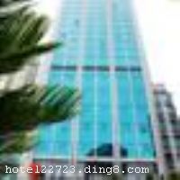 �Ϻ������Ƶ������ھ���������������������������������ĵ㡪���ܼҶ���Ȧ����ɽ��԰��ҵȦ����������ҵȦ������ߡ����Ͼ���·���������Ϻ�չ�����Ľ�2���ﳵ�̣��ܱ߸ߵ�������������֡�������ʩ���ƣ��Ǹ�Ʒ��������ʿ������ѡ�� �����Ƶ�ӵ�����ʱ�С����ŵĸ�ʽ�ͷ������ر����и߼�¥�㡢����¥�㡢��ʽ¥�㡢����¥�㡢����¥�㡣�����������ӿڣ��������Ƕ�Ƶ����Һ���ұ�ʽ�������ӡ����ʹ��ڳ�;�绰���ͷ��ڱ����䡢����ưɡ�ȫ�׺���ϴԡ��Ʒ�Լ����Ի��ķ���Ϊ���͵�����ƽ��һ����ܰ�����ʡ� ����ŷʽ����������λ�ھƵ�һ¥����Χ���ţ��ṩ�ں϶�����ʳ�Ļ������ܻ�ӭ�ĸ�����������������ʽ��͡�ȫ���Ĳ͵㡢����ʽ�����͡�ά�����Ǽ���ʽ�����ʳ�����ʺϾٰ��������ɶԡ�ŷʽ��ܰ������ŶӾ۲͵ȸ�ʽ�������۶�������Ʒ�ƣ������ϻʲ������ŷ������ڸ�ʽ���˼������������ˣ�������ζ����ʽ�������ñ������Ե���孷��顣 �����Ƶ꿪ҵʱ��2007��8��13�գ�¥��28�㣬�ͷ�����303�䣨�ף���ʩ�����
������ʩ	��������������λ��һ¥��ŷʽ��������������Χ���ţ��ṩ���������� ���͢��ʽ���˹ݣ�����۶�������Ʒ�ƣ������ϻʲ������ŷ������ڸ�ʽ���˼������������ˡ� �ձ�������λ�ھƵ�4¥��
��������	������
���ÿ�	Visacard,ĵ����,���뿨,���ǿ�,����,̫ƽ��,������,���´￨,��ͨ��,������,JCBcard
������ʩ	�����������ʽ������250�˵Ķ๦�ܻ����ң������豸��ȫ�� ��ڡ����105ƽ�ף�����ʽ������50�����ң� ��Ҷ����50ƽ�ף�����ʽ������20�����ң� �λ�����50ƽ�ף�����ʽ������20�����ҡ�
�Ƶ��ر���ʾ
�����Ѱ����Ƶ����ѣ��������Ƶ��������á�˰�ռ����˶���Ҫ��ķ��á�
��ͨ���Ƶ����סʱ��Ϊ14��00�����ʱ��Ϊ����12��00������ǰ��ס���Ƴ���꣬�����������һ�����á�