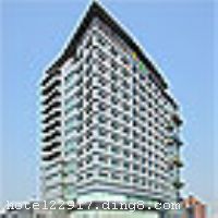 �Ϻ���������ϲ���Ǽ��žƵ�λ�������ƵĻ�����ʩ��Ũ�����Ļ���Χ���ڶ�ߵ�ѧ���Լ���ý���ҵ����������բ�������ش�����������ҵ�㳡�ڣ��Ƶ�ӵ����Խ�ĵ���λ�ã����ֳ��š���Լ�����ʵļ�ֵ��ŵ���Ƶ�ӵ��ȫ�µ����ʿͷ����ͷ����䱸�ִ��Ҿ߼Ҿӡ�Һ��ƽ����Ӽ����ٿ���������롣�ͷ�ԡ����ӵ�м����ִ��е�ԡ�ס�������ԡ�����ȴ����ֻ�����Ϊ������֯�ߺͻ��˾�ṩ������ʩ�Ļ���������ʩ���Ƶ���ȫ�µ���ʩ�����ʵķ�Χ�������ķ��񣬳�Ϊ�����ÿ��˵�����ѡ�� �����Ƶ꿪ҵʱ��2007��3��28�գ�¥��21�㣬�ͷ�����315�䣨�ף�����ʩ�����
������ʩ	���ðɣ���������ĸ�������Ʒζ���Ѿơ����ھƺͼ�β�ƣ� ���������ṩ��ܰ���ʵķ�Χ���������������ζ��ʳ�� ���������ṩ��ɫ��ʽ�͵�
��������	ɣ�ð�Ħ��SPA������������Ӿ��
���ÿ�	Visacard,ĵ����,���뿨,���ǿ�,����,̫ƽ��,���´￨,��ͨ��,������,JCBcard
������ʩ	�Ƶ�����һ�����������ɷָ������С�������������Լ350�ˣ� 5��๦����40-70ƽ�ײ��ȣ�һ�䶭����Լ80ƽ�׼�һ����ϯ��Լ200ƽ�ס�
�Ƶ��ر���ʾ
�����Ѱ����Ƶ����ѣ��������Ƶ��������á�˰�ռ����˶���Ҫ��ķ��á�
��ͨ���Ƶ����סʱ��Ϊ14��00�����ʱ��Ϊ����12��00������ǰ��ס���Ƴ���꣬�����������һ�����á�