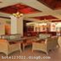 ���ڻ����ļ���Ȫ�ȼپƵ����ں���ӵ��9�������Ƶ�ĺ���21�ȼ��������޹�˾���콢�꣬�����ں����к��鵺��ֱ��󺣣����ں�����̬��԰�����򳡺͸߶�����ϰ��������������·ֱ��Ƶ����ţ��������ʣ����н�ͨ������ �����Ƶ������Ӿ����Ϊһ�壬Ҭ�ӡ��㽶��ľ�ϡ����ҡ����Ƶ��ȴ�����ֲ����ӳ��Ӿ�����ܣ������Ϲ��������顣�Ƶ���ӵ�жȼٺ����׷�����̬�����׷����������׷���ȫ�����׷��ȶ������Ϳͷ�������ѡ�񣬿ͷ�������������ӵ�ж����Ŀ������������ۺ���̨����̨���������ʡ���ܰ�������������жȼ١�ҵ�񹫸���齺���������ѡ�� �����Ƶ꿪ҵʱ��2005��09�£�2009��7�¾ֲ�װ�ޣ�¥��18�㣬�ͷ�����224�䣨�ף�����ʩ�����
������ʩ	һ¥�в���
��������	ϴԡɣ�����ġ��߶��������齫��¶����Ȫ������Ӿ�ء�˽��ɳ̲
���ÿ�	ĵ����,���뿨,���ǿ�,����,̫ƽ��
������ʩ	һ�Ż����ң�λ����¥�С�������ߵĻ����ң����135ƽ���ף���Ժʽ������230�ˣ�����ʽ������130�ˣ��������Ƚ��������豸�� �๦�ܻ����ң����88ƽ���ף���״Ϊ�����Σ���԰ʽ������60�ˣ���ɫֲ��Ϊ������
�Ƶ��ر���ʾ
�����Ѱ����Ƶ����ѣ��������Ƶ��������á�˰�ռ����˶���Ҫ��ķ��á�
��ͨ���Ƶ����סʱ��Ϊ14��00�����ʱ��Ϊ����12��00������ǰ��ס���Ƴ���꣬�����������һ�����á�