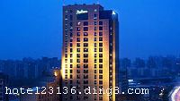 �Ϻ���Ȫ���ϾƵ꣨Radisson Blu Hotel Shanghai Hong Quan �����Ϻ���Ȫ����Ͷ�ʽ��죬�����Ƶ�Ʒ��Radisson Hotels �� Resorts ��Ӫ�������Ƶ�λ���Ϻ��Ĵ���и�����֮һ��������Ȧ����������һ����ȫ�������Ǽ���׼�����Ʒ�ƾƵ꣬ӵ��301������ɫ�ĺ����ͷ�����ʩ��ȫ�Ļ��鳡���Լ����߷��Ĳ��������пͷ��豸��ȫ,�������������Ի����������������ӿڡ������䡢����ưɡ����ǵ��ӡ������Լ�Ӥ���йܵ������ܵ��ķ����ִ�����ʩ�� ��Ȫ���϶������δ���ĳǼ���·����ͨ��ת��Ŧ���Ϻ���վ���������ӻ������ټ����ĳ������汱�л��ߣ���ӵ���ս�ͨҪ�������������ҵ������ó�̳ǽ�5���ͬʱ������Ż�����15���ӳ��̣��ܱ߽�ͨ��ݣ������ڻ���˵���7�ţ�11���ߵȶ���������ߣ�ͨ�������л��ߡ��ϱ��߼ܵ���ϵ��20���Ӽ���ֱ�������ġ��Ϻ���Ȫ���ϾƵ�ֻΪ�ɾ�һ������֮�㡣��ʩ�����
������ʩ	ӵ��3�����������,������.
��������	��Ӿ��ɣ�á�����
���ÿ�	Visacard,ĵ����,���ǿ�,����,���´￨,��ͨ��,������,JCBcard
������ʩ	���д�С������7������������400������
�Ƶ��ر���ʾ
�����Ѱ����Ƶ����ѣ��������Ƶ��������á�˰�ռ����˶���Ҫ��ķ��á�
��ͨ���Ƶ����סʱ��Ϊ14��00�����ʱ��Ϊ����12��00������ǰ��ס���Ƴ���꣬�����������һ������