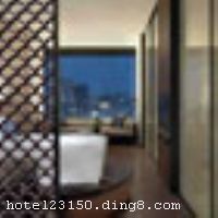 �Ϻ�����Ƶ�������صľ�Ӫ�����Ϊ�Ϻ��׼Ҷ�λΪ��������Դ�����ݻ��Ƶꡣ�ɾ���׿Խ�Ƶ������������Urban Resort Concepts ��URC����˾��Ӫ�������Ƶ�ش��Ͼ���·���Ӱ���·֮�䣬λ���Ϻ������ľ��������ģ��е���2���ߺ�7���߾�����վ�����ı�ݽ�ͨ���ӾƵ�ɸ������԰�����񣬴����Ƶ�Ŀ������ȿ�ͨ��Խ��㳡���Ĺ��ʼ׼��칫¥�Ͷ����̳��� �����Ƶ�ӵ�и�������ͷ��������׷������пͷ����䱸Һ�����ӡ�Bose������ϡ�MP3�ӿڡ�DVDӰ������ϵͳ���Զ����Ȼ������չ񡢿������硢��ǿ�ĺ��ౣ�����棬�����ɽ��ڵ�300��֯�ܶ�������ɴ��֯�ɵĴ��׽�ȷ����������˯�ߣ�ÿ������ԡ�������ȴ�����ʽ��ԡ�豸������ԡ�׽Խ��ٴ��ߣ���������ԡʱ��ͬʱ����������԰���Ϻ������������׷�ԡ���ڻ�����15Ӣ���Һ�����ӡ� �����Ƶ꿪ҵʱ��2009��9�£�¥��26�㣬�ͷ�������229���ף�����ʩ�����
������ʩ	�������������и��������������������������ڲ˵���ѡ�����Ϻ�������������������Լ�����ͺ����ͣ����򵥡��Ͽ������ʵ���׸�ÿһλ���ˣ�����ѡ�����������������ʵ�ʳ�ģ���Ƴ����е����޾�ѡ���ȵ���ʽ���ף� ���ɣ�32�׵ĳ����ṩ�Ϻ�̲���෱��ĵ������ľƺ����Ѿƣ��ǿ����ò�ǰ��Ѿ�̸�ĵĺ�ȥ���������ɡ����ṩ���ȡ����������ҷ�Χ�����Ű�����ҹת���ת����
��������	��������ɣ�á�SPA������Ӿ��
���ÿ�	Visacard,ĵ����,���뿨,���ǿ�,����,̫ƽ��,���´￨,��ͨ��,������,JCBcard
������ʩ	ӵ������๦������Ϊ10-16���ṩר����˽�ܵľۻ᳡�أ����˾������κ�ʱ������Ϊ��������Ƶ����Ƽ��ȡ�
�Ƶ��ر���ʾ
�����Ѱ����Ƶ����ѣ��������Ƶ��������á�˰�ռ����˶���Ҫ��ķ��á�
��ͨ���Ƶ����סʱ��Ϊ14��00�����ʱ��Ϊ����12��00������ǰ��ס���Ƴ���꣬�����������һ�����á�