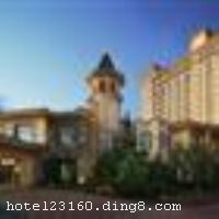 �Ϻ��ֶ��Ǻ���Ƶ��������Ϻ��ֶ�½�������ĵش�������Ϻ��ֶ���ҵ���ģ��̶�8���ӵĳ��̣��������ɵ����¹��ʲ������ġ� �Ƶ��Ե��к��Ǳ�Ϊ������������ŷ�޵Ĺ�͢��Ϣ���Ƶ깲21�㣬����273������ͷ���3����ɫ���������ðɡ��¹��ưɣ����ʻ������ļ������͵Ķ๦�ܻ����ң�������ʩ��ˮ��SPA�ȡ����⣬�Ƶ껹�䱸�˸߶����Ƶı���ϵͳ��ͣ�������̳����������ĵ�������ʩһӦ��ȫ�� �Ƶ�����ȫ��Ա�����Ĵ�����ȫ��ϸ�ڿռ䣬��Ϸ�����ÿһλ���ٵĹ���� �Ϻ��ֶ��Ǻ���Ƶ꣬�����������ó̸����У� �����Ƶ꿪ҵʱ��2009��8�£�¥��18�㣬�ͷ�����275�䣨�ף�����ʩ�����
������ʩ	�����в������ṩԭ֭ԭζ�����ˣ���ͬʱ����300-400���òͣ�22��VIP������ �¹��ưɣ�ơ���ɵ¹��ʼ�ơ���ع����ʼҴ���Ʒ�Ƶ�ơ�ƣ�������ڵĵ¹���ʳ�����������¹���ʳ���磬������۾ƻ����ṩ����ǧ������ƹ�����ѡ��
��������	��������̨��������ë��ϴԡɣ�����ġ�SPA���߶��������齫������/����Ӿ��
���ÿ�	Visacard,ĵ����,���뿨,���ǿ�,����,̫ƽ��,������,���´￨,��ͨ��,������,JCBcard
������ʩ	���ʻ������ģ����Լ1200ƽ���ף�������1500��80Χʢ�磬����5��*9��LED���� �๦����������������4���๦������ÿ��������70�˻������
�Ƶ��ر���ʾ
�����Ѱ����Ƶ����ѣ��������Ƶ��������á�˰�ռ����˶���Ҫ��ķ��á�
��ͨ���Ƶ����סʱ��Ϊ14��00�����ʱ��Ϊ����12��00������ǰ��ס���Ƴ���꣬�����������һ�����á�