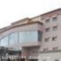 �����������񴨴�Ƶ���һ��Ͷ��1.3��Ԫ����ң������Ǽ���׼����ľƵ꣬�Ƶ�λ����������س�����ĳ���·�жΣ��������35000ƽ���ף��ںϡ�������Ȼ��г�������������Ļ������ӳ��������滮��ƽ�����ɣ���ò���ͽ���˲غ����彨����ɫ���ڲ���װ��Ҳ������Ũ���Ĳ�����������Ӳ����ʩ�;�������ϣ�������������幤��ѧ��ԭ����������Ȼ�ںϵ���� �����Ƶ�ӵ�и���ͷ������з�������ж������չ񡢽��ں�˹������ԡ�豸�����ڼ����ʳ�;������HBO�ͷ���������ڵ�40�������ǵ��ӽ�Ŀ��Ϊ��Ӧ���ٷ�չ����Ϣ����Ҫ�󣬾Ƶ����з�����ѽ���������������в�����ͬʱ����400�˾Ͳ͡���������12��������������㲻ͬ���˵����󣬲�ʽ�Ʒ���Ϊ�����ṩ��ͳ������ʳ�͸�����ɫ��ˮ�� ����װ���Ƚ����Ե��ϵͳ��26��KTV����Ϊ����������������ġ�ɣ�ò���ƶ��أ�װ�޺���������Ů����������������ص�һ�ҿ���ɣ�á�������ˮ��Ӿ�أ����ʱ�׼�ƹ����򳡣�����������ѹ���ֵȿ�����ʩ�뱸���๦����������300�ˣ��ǿ��˾ٰ���飬��������볡���� �����Ƶ꿪ҵʱ��2004��1��8�գ�2009��ֲ�װ�ޣ�¥��5�㣬�ͷ�����270�䣨�ף�����ʩ�����
������ʩ	�в�������Ӫ�ط���ɫ�ˣ� �����������ṩ��ʽ��͡�
��������	��������������Ӿ�ء������齫������OK��̨��
���ÿ�	Visacard,ĵ����,���뿨,���ǿ�,����,̫ƽ��,������,���´￨,��ͨ��,������,JCBcard
������ʩ	�๦���������452ƽ���ף���Ժʽ������350�ˣ� ����6�������ң�������20-80�˲��ȡ�
�Ƶ��ر���ʾ
�����Ѱ����Ƶ����ѣ��������Ƶ��������á�˰�ռ����˶���Ҫ��ķ��á�
��ͨ���Ƶ����סʱ��Ϊ14��00�����ʱ��Ϊ����12��00������ǰ��ס���Ƴ���꣬�����������һ�����á�