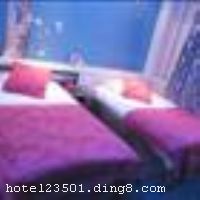 ���������껪ʱ�б���λ�������ķ��������������򣬿������빫԰�͹����������ã��ڽ������ǹ㳡�ͷ����������λ����Խ����ͨʮ�ַ��㡣�����������׼�䡢��ͥ��������������׼�䡢�����˼��45��ͷ����������ִ���ŷ�Ľ����������ϸ���װ���ַ����γɶ��е����Ʒζ������ͬʱ�ṩ���ͣ�������ѡ��Ͳ͡����Ρ��������ġ�ǰ̨������Ʒ���չ�ȷ����Ǳ������ζȼٵ�����ѡ�� �������ݿ�ҵʱ��2009��11�£�¥��6�㣬�ͷ�����45�䣨�ף�����ʩ�����
������ʩ	�в���
��������	�����齫
���ÿ�	ĵ����,���뿨,���ǿ�,����,̫ƽ��,������
������ʩ	�Ƶ��п�����15-20�˵Ļ�����
�Ƶ��ر���ʾ
�����Ѱ����Ƶ����ѣ��������Ƶ��������á�˰�ռ����˶���Ҫ��ķ��á�
��ͨ���Ƶ����סʱ��Ϊ14��00�����ʱ��Ϊ����12��00������ǰ��ס���Ƴ���꣬�����������һ�����á�